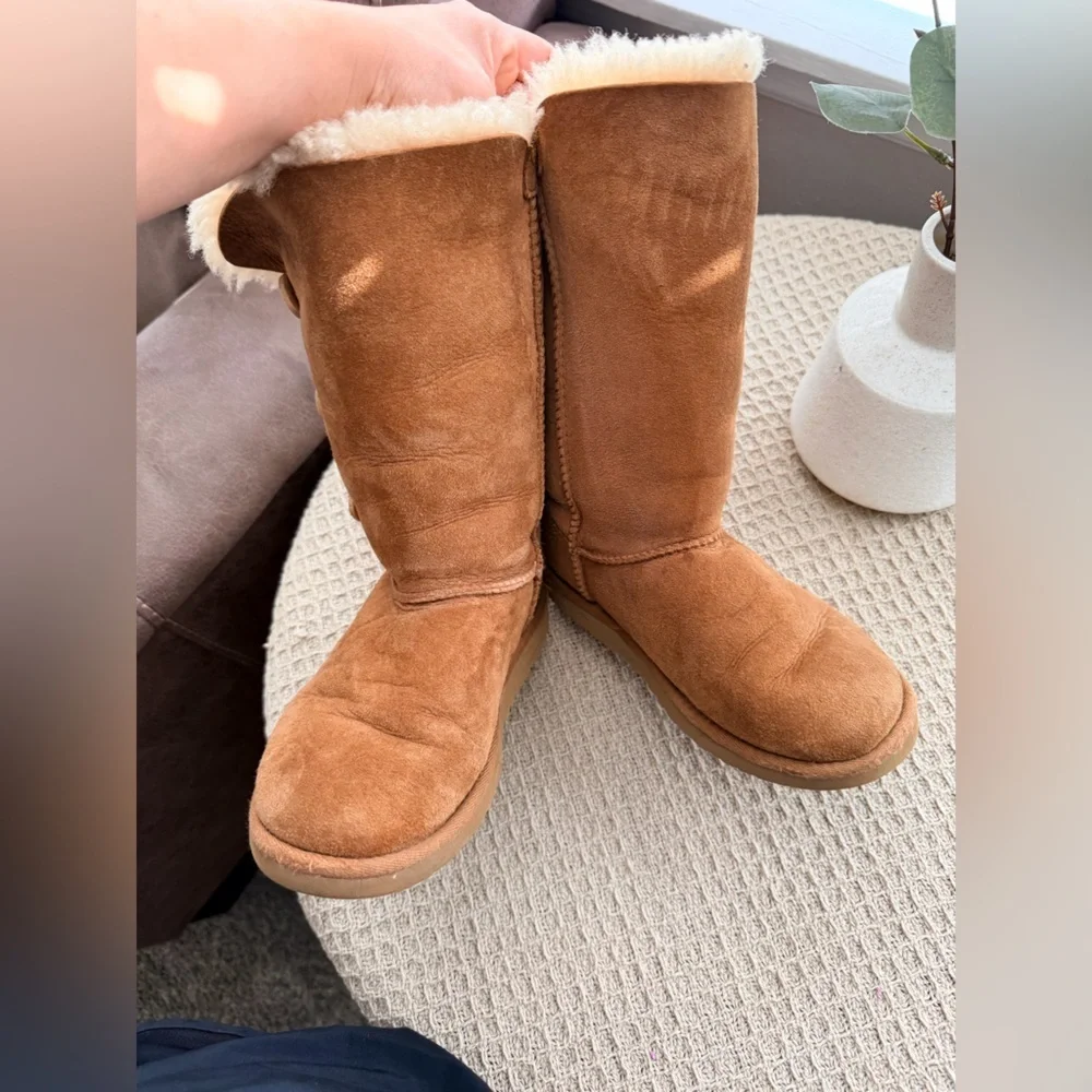 UGG Australia K Bailey Button Triplet 1962 K Chestnut Girl Size 3